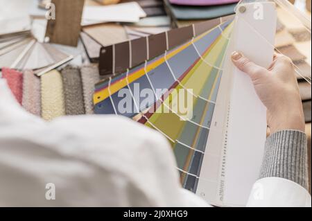 Chiudere la mano che tiene la tavolozza dei colori. Foto di alta qualità Foto Stock