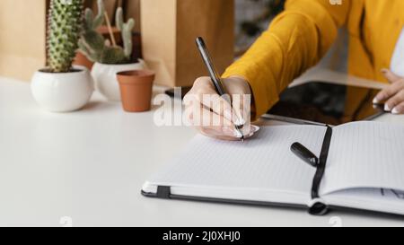 Giardiniere prendere appunti bianco notebook. Foto di alta qualità Foto Stock