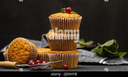 Vista frontale, deliziosi muffin con frutti di bosco. Foto di alta qualità Foto Stock