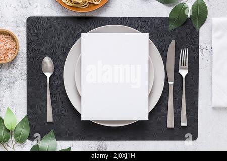 Vista dall'alto menu vuoto piastra di carta con posate foglie. Concetto di foto di alta qualità Foto Stock