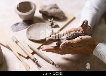 Mescolando pentola di ceramica di creta. Concetto di foto di alta qualità Foto Stock