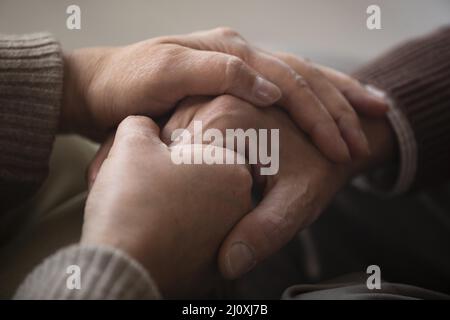 Chiudi le mani della coppia senior. Concetto di foto di alta qualità Foto Stock