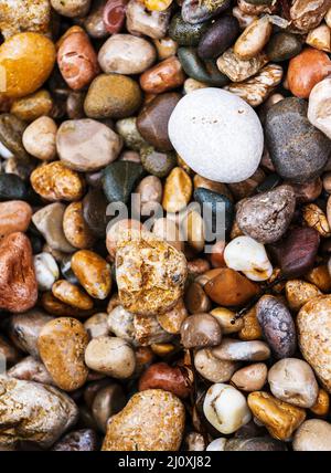 Una vista ravvicinata di levigata liscia pietre multicolore sulla spiaggia. Crimea, Ucraina, l'Europa. Bellezza Mondo. Foto Stock