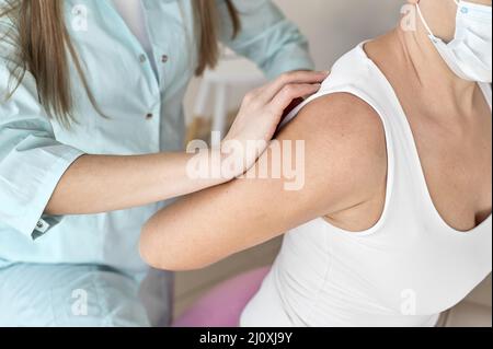 Fisioterapista in terapia con paziente femminile Foto Stock