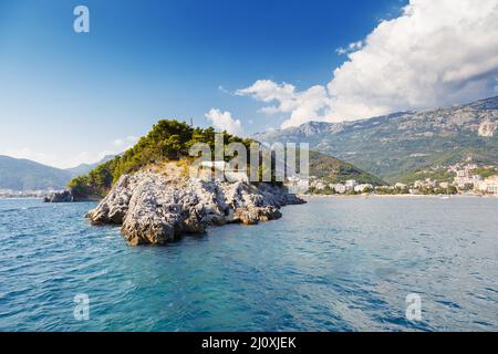 Fantastica vista mare azzurro sulla riviera di Budva. Balcani, mare Adriatico, Europa. Mondo di bellezza. Foto Stock