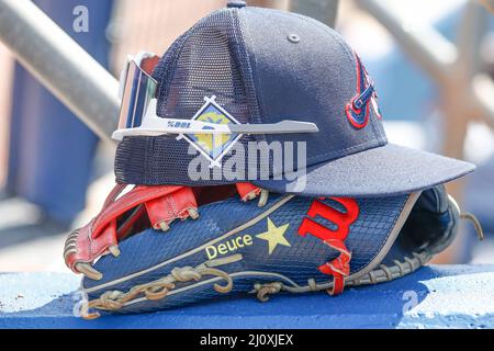 Port Charlotte, Florida USA: Una vista generale di un guanto, cappello e occhiali da sole di uno dei giocatori degli Atlanta Braves durante una partita primaverile di baseball contro i Tampa Bay Rays, sabato 19 marzo 2022, al Charlotte Sports Park. I Rays e Braves giocarono con un pareggio di 4-4 in nove inning. (Kim Hukari/immagine dello sport) Foto Stock