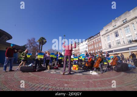 Oltre un centinaio di persone si sono unite alla Stop the War in Ucraina, marzo per la Pace a Bournemouth il 20th marzo 2022. Orgained di Saga Oskarson Kindstrand. A partire da Bournemouth Square a Dorset la marcia con striscioni diretti verso i Giardini di Bournemouth, dove la musica dal vivo è stata suonata a sostegno di Stop the War.in Bournemouth Square prima della marcia un'orchestra ha suonato l'inno nazionale ucraino. Foto Stock