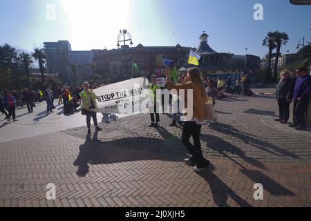 Oltre un centinaio di persone si sono unite alla Stop the War in Ucraina, marzo per la Pace a Bournemouth il 20th marzo 2022. Orgained di Saga Oskarson Kindstrand. A partire da Bournemouth Square a Dorset la marcia con striscioni diretti verso i Giardini di Bournemouth, dove la musica dal vivo è stata suonata a sostegno di Stop the War.in Bournemouth Square prima della marcia un'orchestra ha suonato l'inno nazionale ucraino. Foto Stock