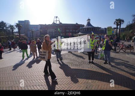 Oltre un centinaio di persone si sono unite alla Stop the War in Ucraina, marzo per la Pace a Bournemouth il 20th marzo 2022. Orgained di Saga Oskarson Kindstrand. A partire da Bournemouth Square a Dorset la marcia con striscioni diretti verso i Giardini di Bournemouth, dove la musica dal vivo è stata suonata a sostegno di Stop the War.in Bournemouth Square prima della marcia un'orchestra ha suonato l'inno nazionale ucraino. Foto Stock