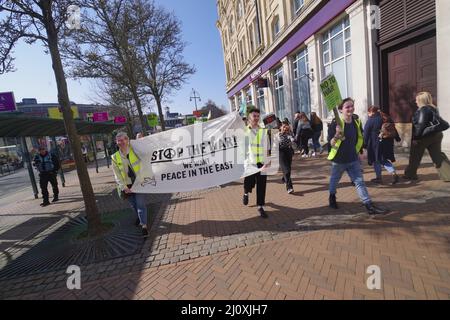 Oltre un centinaio di persone si sono unite alla Stop the War in Ucraina, marzo per la Pace a Bournemouth il 20th marzo 2022. Orgained di Saga Oskarson Kindstrand. A partire da Bournemouth Square a Dorset la marcia con striscioni diretti verso i Giardini di Bournemouth, dove la musica dal vivo è stata suonata a sostegno di Stop the War.in Bournemouth Square prima della marcia un'orchestra ha suonato l'inno nazionale ucraino. Foto Stock