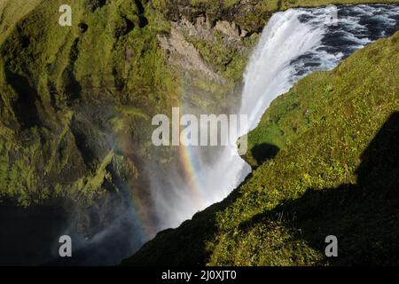 Pittoresco pieno di acqua grande cascata Skogafoss vista autunno, sud-ovest Islanda. Foto Stock