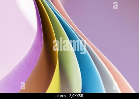 Livelli curvi carta colorata sfondo vuoto. Foto di alta qualità Foto Stock