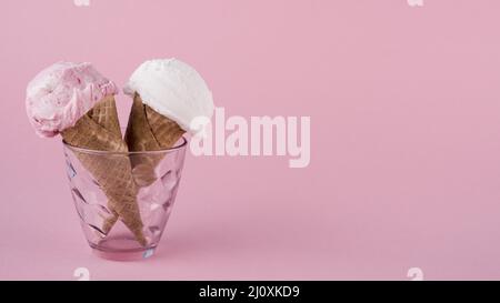 Vista frontale, rinfrescanti coni gelato con spazio copia Foto Stock