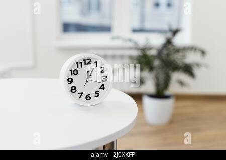 Disposizione con tavolo orologio 2. Concetto di foto di alta qualità Foto Stock