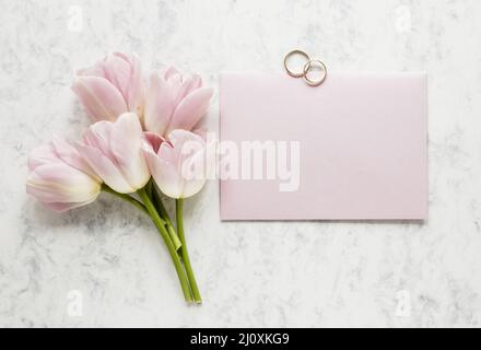 Bouquet di fiori piccoli con anelli di aggancio. Foto di alta qualità Foto Stock