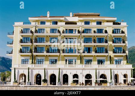 Facciata dell'hotel Regent con montagne sullo sfondo a Porto. Montenegro Foto Stock