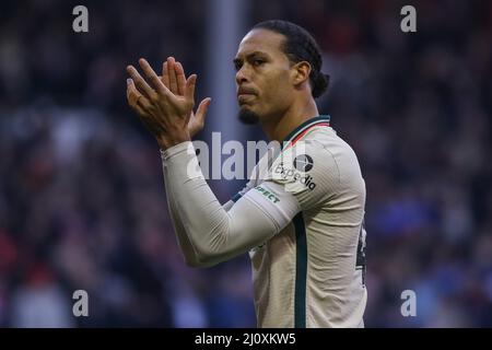 Virgil van Dijk #4 di Liverpool applaude i tifosi in viaggio prima del calcio d'inizio Foto Stock