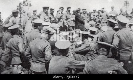 Ben Tillett Union attivista e politico che si rivolge ai soldati britannici sul fronte occidentale, 1915. Fotografia in bianco e nero Foto Stock