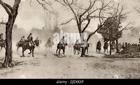 I Tyrolese montano i Rifles che perseguono il ritrattamento dei russi in Galizia (ora parte dell'Ucraina); 1915; fotografia in bianco e nero Foto Stock