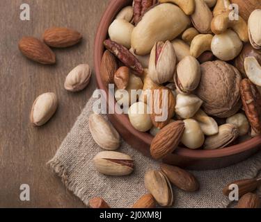 Chiudere il recipiente riempito con i dadi Foto Stock