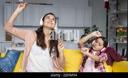 Mamma figlia che balla ascoltando musica Foto Stock