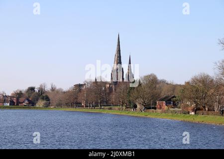 La cattedrale di Lichfield si affaccia da est attraverso la piscina di Stowe Foto Stock