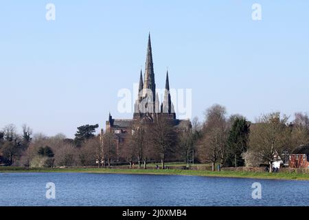 La cattedrale di Lichfield si affaccia da est attraverso la piscina di Stowe Foto Stock