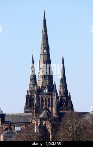 La cattedrale di Lichfield si affaccia da est attraverso la piscina di Stowe Foto Stock