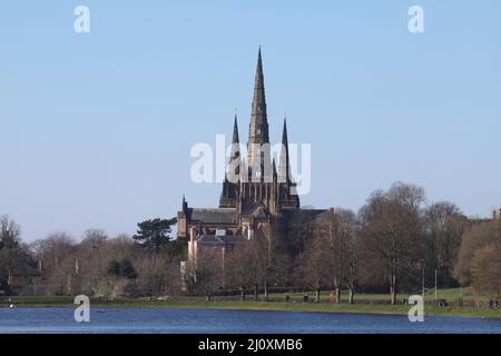 La cattedrale di Lichfield si affaccia da est attraverso la piscina di Stowe Foto Stock