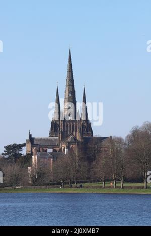 La cattedrale di Lichfield si affaccia da est attraverso la piscina di Stowe Foto Stock