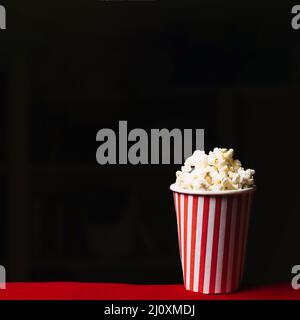 Pop corn secchio cinema. Concetto di foto di alta qualità Foto Stock