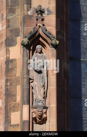 Statua di Lidia sulla parete sud della Cattedrale di Lichfield Foto Stock