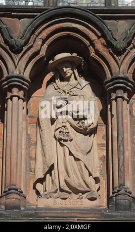 Statua di San Gerolamo sopra la porta sud della Cattedrale di Lichfield Foto Stock