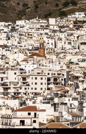 Vista verticale di un villaggio imbiancato nelle colline sopra Malaga nel paese andaluso Foto Stock