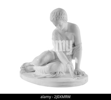 Antica statua di marmo di una giovane seduta. Scultura femminile antica. Scultura isolata su sfondo bianco con taglio p Foto Stock