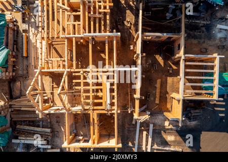 Cantiere con gru di case in legno da bar. Vista dall'alto dell'antenna. Foto Stock