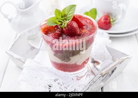 Dessert alla fragola dolce tradizionale con yogurt servito da vicino in un bicchiere Foto Stock