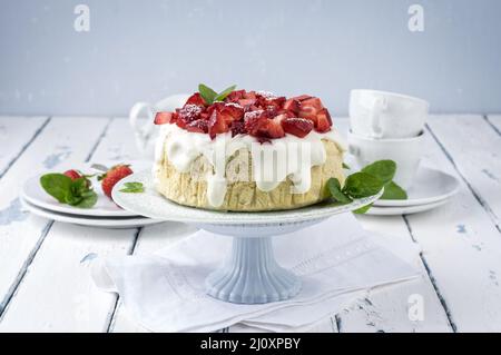 Cheesecake tradizionale tedesca con frutta a fragola servita da vicino in un piatto per torte su un legno con spazio copia Foto Stock