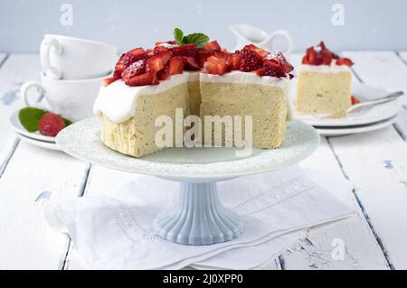 Cheesecake tradizionale tedesca con frutta a fragola servita da vicino in un piatto per torte su un legno con spazio copia Foto Stock