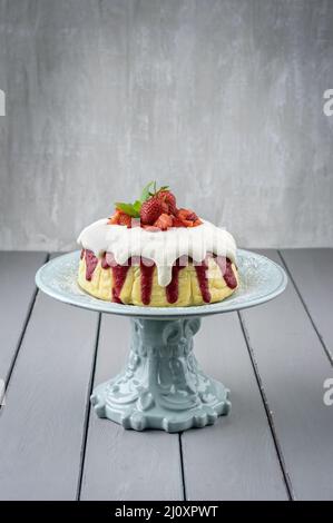 Cheesecake tradizionale tedesca con frutta a fragola servita da vicino in un piatto per torte su un legno con spazio copia Foto Stock