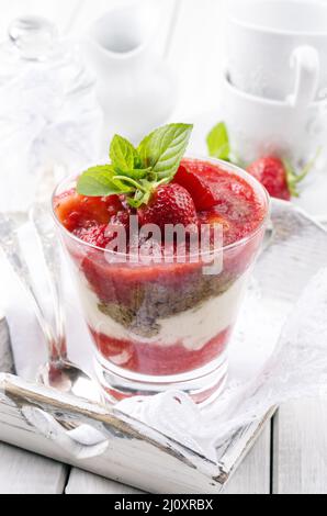 Dessert alla fragola dolce tradizionale con yogurt servito da vicino in un bicchiere Foto Stock