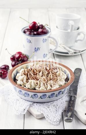 Torta di ciliegie con meringhe Foto Stock