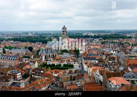 Una vista sul Sint-Salvatorskathedraal e sulle case colorate nel centro storico di Bruges, Belgio. Foto Stock