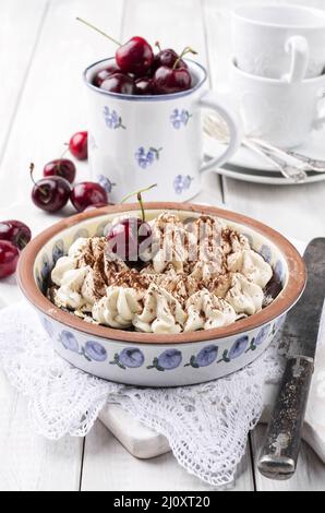 Torta di ciliegie con meringhe Foto Stock