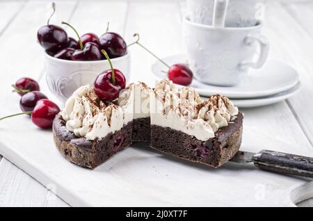Torta di ciliegie con meringhe Foto Stock