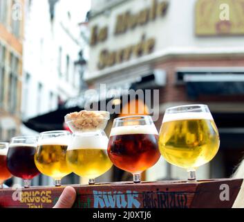 Degustazione di birra in uno dei vivaci bar nel centro storico di Bruxelles. Foto Stock