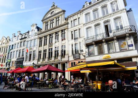 Negozi e ristoranti lungo Grasmarkt Straat nel centro di bruxelles, Belgio. Foto Stock