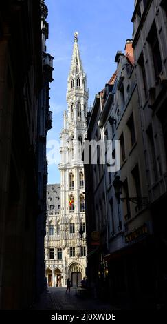 L'iconico edificio medievale del municipio nella Grand Place di Bruxelles, in Belgio. Foto Stock