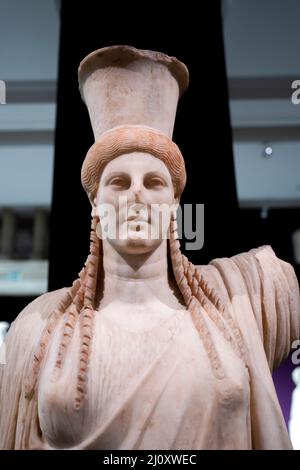 Statua arcaica di Caryatid da Tralles antica città, 1st secolo a.C. Civiltà Romana. Museo Archeologico di Istanbul, Turchia. Foto Stock
