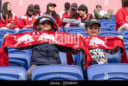 Harrison, New Jersey, Stati Uniti. 20th Mar 2022. I fan partecipano alla regolare partita di stagione 2022 tra i New York Red Bulls e il Columbus Crew alla Red Bull Arena. La partita si è conclusa con il pareggio 1 - 1. (Credit Image: © Lev Radin/Pacific Press via ZUMA Press Wire) Credit: ZUMA Press, Inc./Alamy Live News Foto Stock